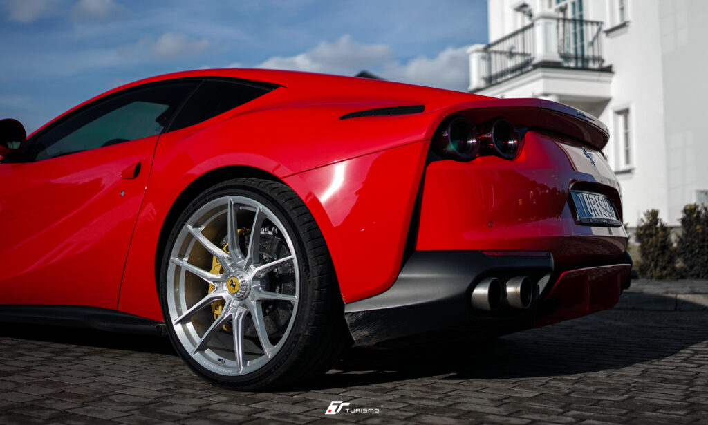 Ferrari 812 Superfast na kutych felgach Turismo F80 Brushed Alu