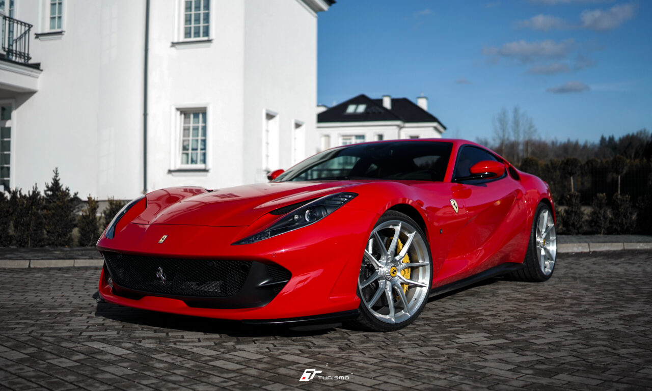 Ferrari 812 Superfast na kutych felgach Turismo F80 Brushed Alu