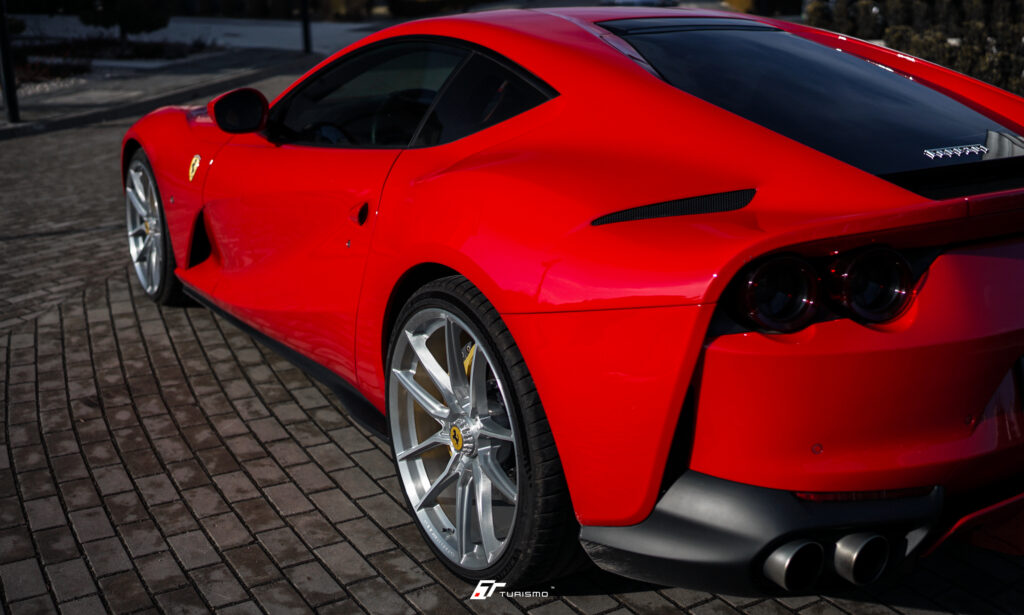 Ferrari 812 Superfast na kutych felgach Turismo F80 Brushed Alu