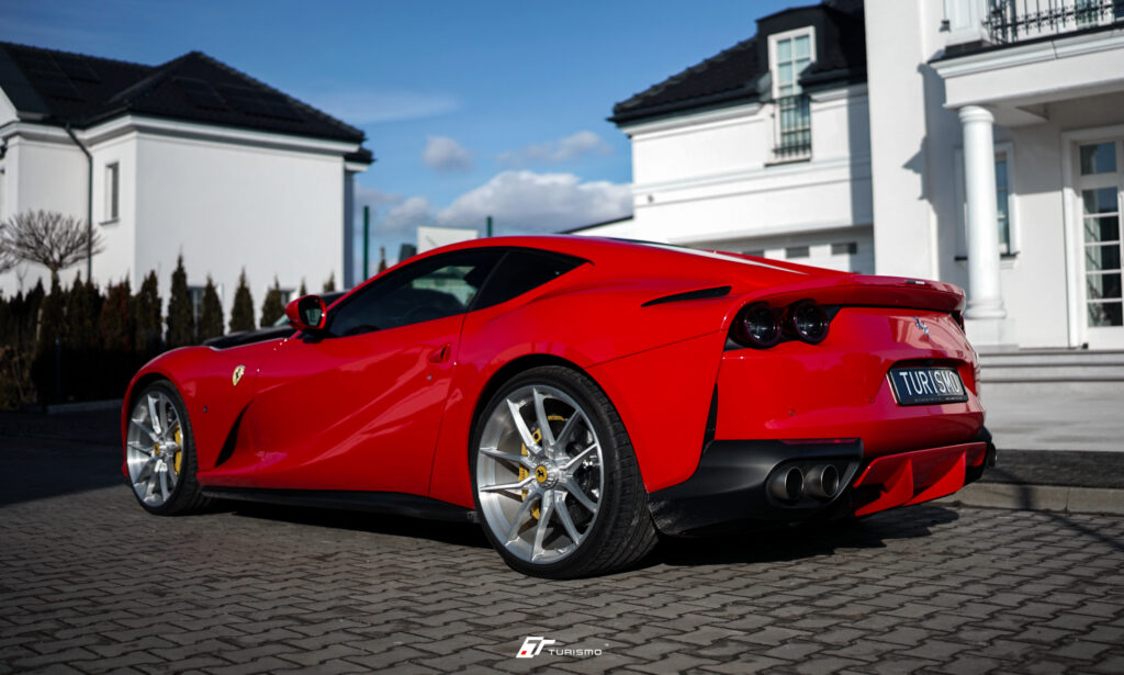 Ferrari 812 Superfast na kutych felgach Turismo F80 Brushed Alu