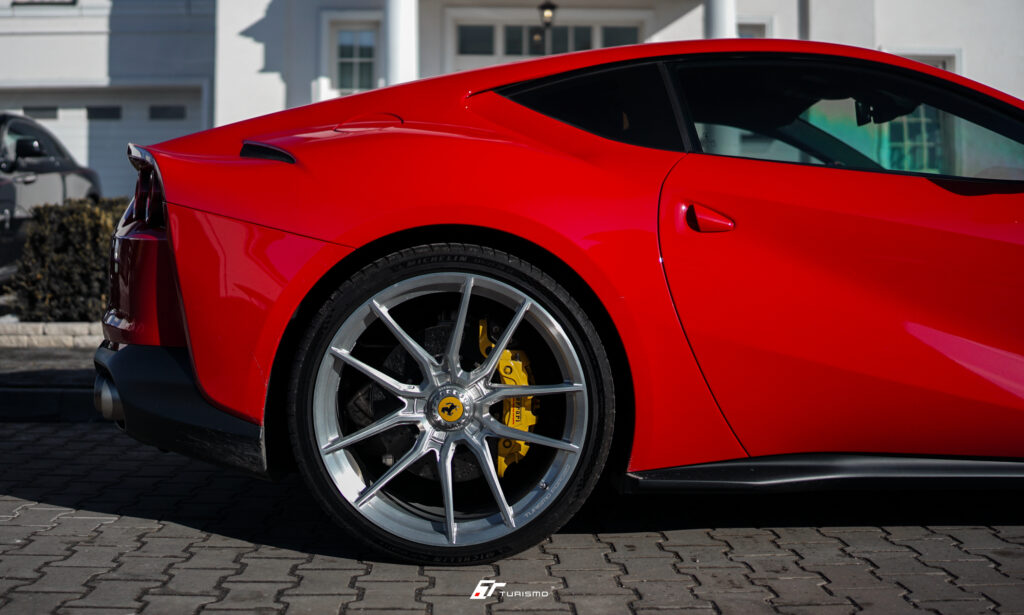 Ferrari 812 Superfast na kutych felgach Turismo F80 Brushed Alu