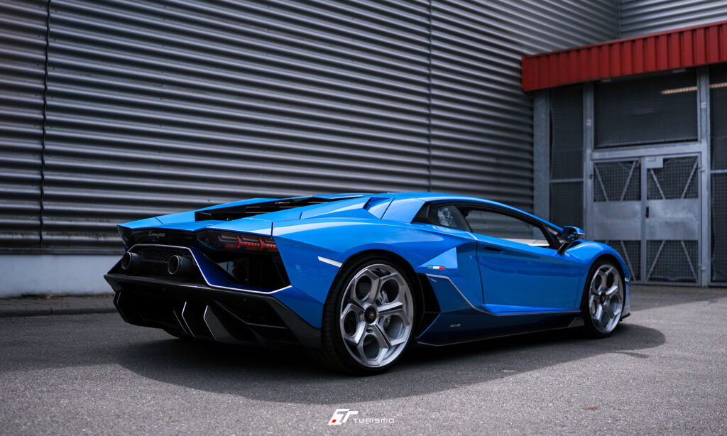 Lamborghini Aventador Ultimae Turismo Forged Wheels - AV01 Brushed Silver