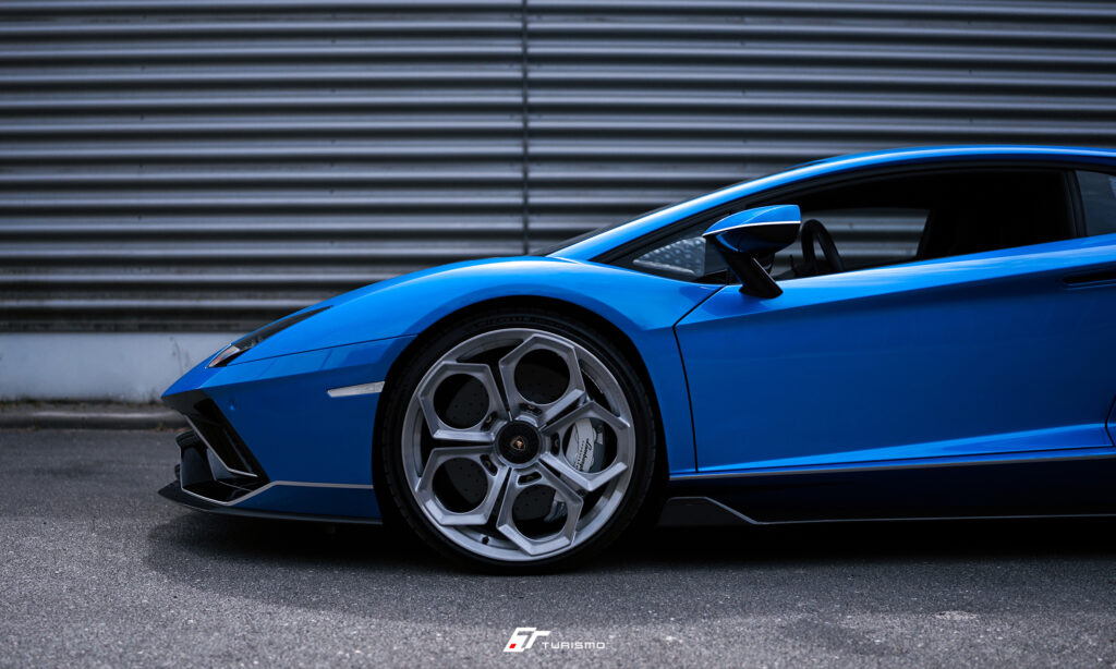 Lamborghini Aventador Ultimae Turismo Forged Wheels - AV01 Brushed Silver