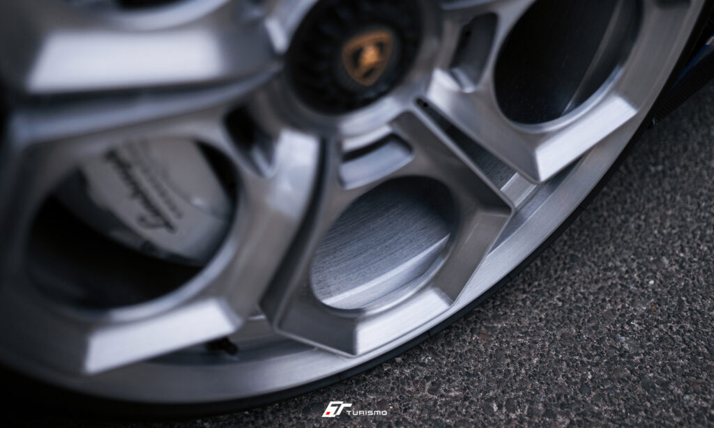 Lamborghini Aventador Ultimae Turismo Forged Wheels - AV01 Brushed Silver