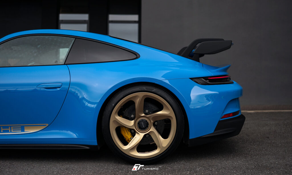 Porsche 911.992 GT3 na felgach Turismo Forged FP04 Neodyme Gold