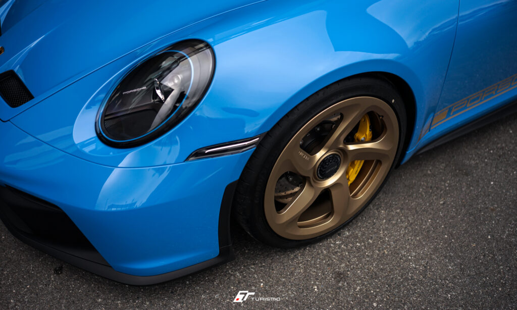 Porsche 911.992 GT3 na felgach Turismo Forged FP04 Neodyme Gold