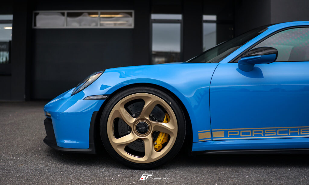 Porsche 911.992 GT3 na felgach Turismo Forged FP04 Neodyme Gold