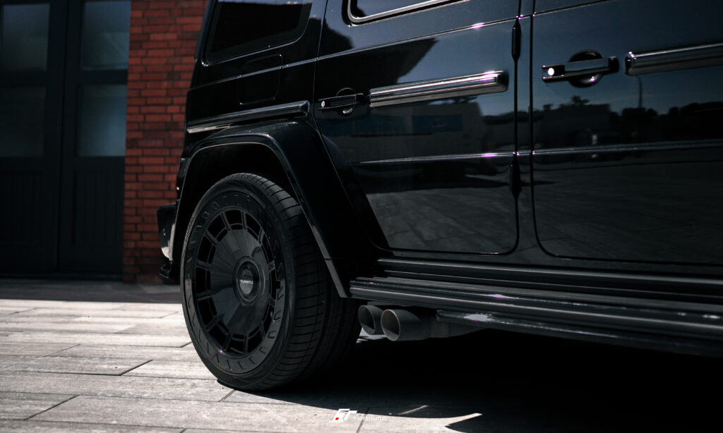 Mercedes G63 AMG BRABUS G800 na kutych felgach Turismo LX06-R 23 cale Gloss Black