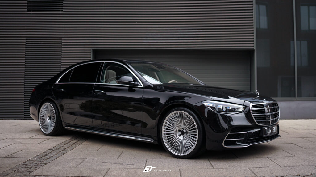 Mercedes-Benz S450d W223 na kutych felgach Turismo C26 Monoblock 22 cale