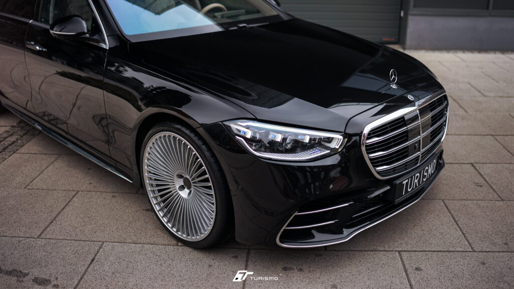 Mercedes-Benz S450d W223 na kutych felgach Turismo C26 Monoblock 22 cale