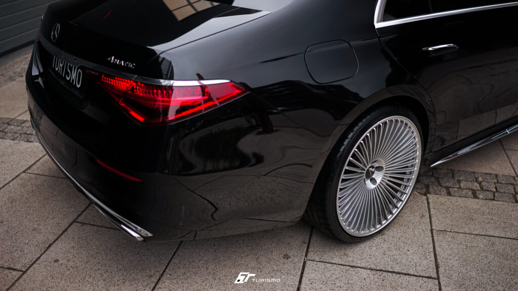 Mercedes-Benz S450d W223 na kutych felgach Turismo C26 Monoblock 22 cale