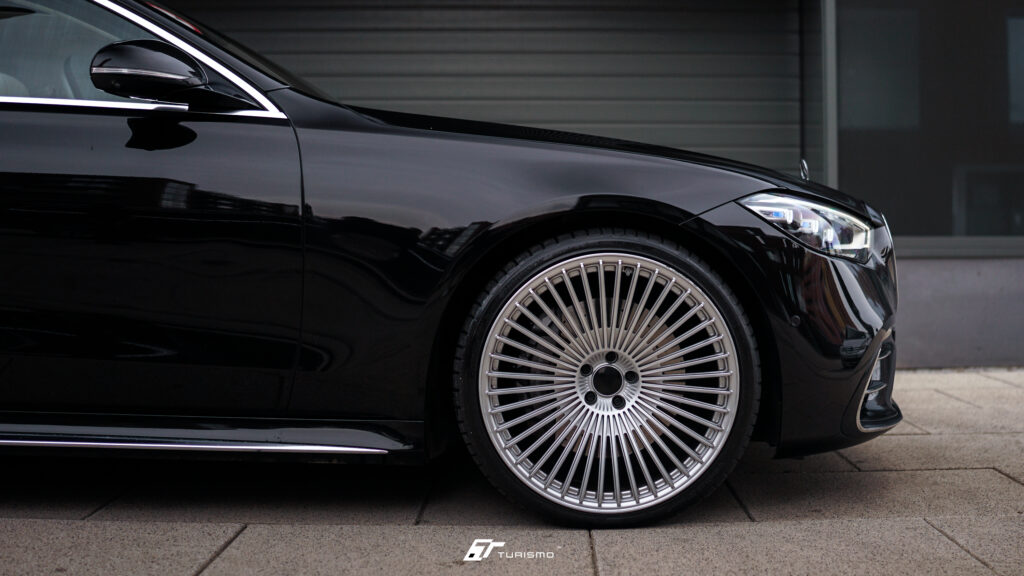 Mercedes-Benz S450d W223 na kutych felgach Turismo C26 Monoblock 22 cale