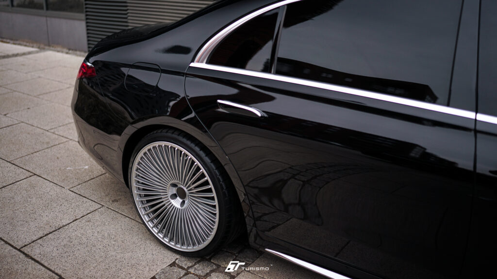 Mercedes-Benz S450d W223 na kutych felgach Turismo C26 Monoblock 22 cale