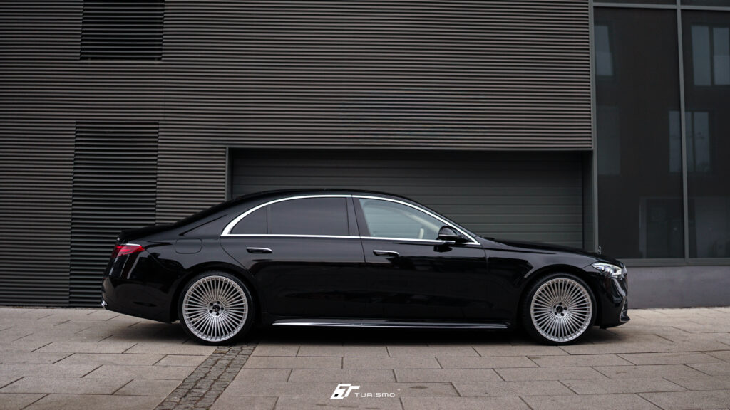 Mercedes-Benz S450d W223 na kutych felgach Turismo C26 Monoblock 22 cale