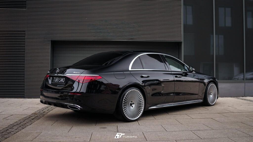 Mercedes-Benz S450d W223 na kutych felgach Turismo C26 Monoblock 22 cale