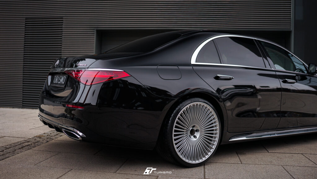 Mercedes-Benz S450d W223 na kutych felgach Turismo C26 Monoblock 22 cale